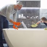hoe verwijder je oude kitranden in de badkamer