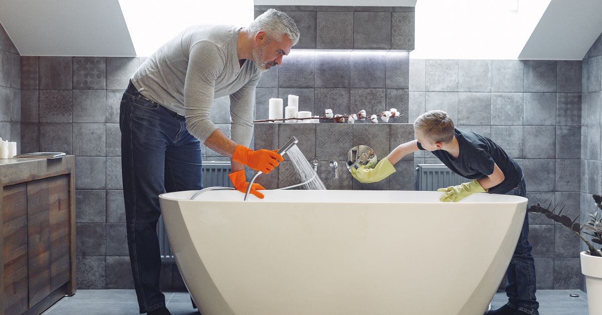 hoe verwijder je oude kitranden in de badkamer